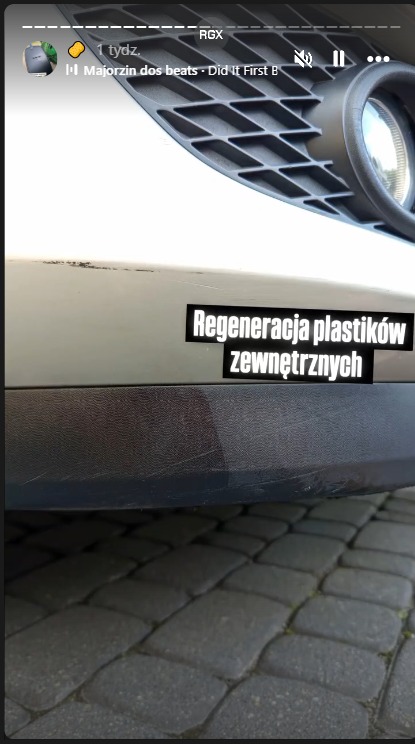 Regeneracja plastikowych elementów zewnętrznych samochodu. Widoczny fragment zregenerowanego zderzaka w odcieniach szarości, z napisem 'Regeneracja plastików zewnętrznych'.