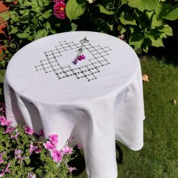 Obrus lniany ręcznie haftowany Snutki koło