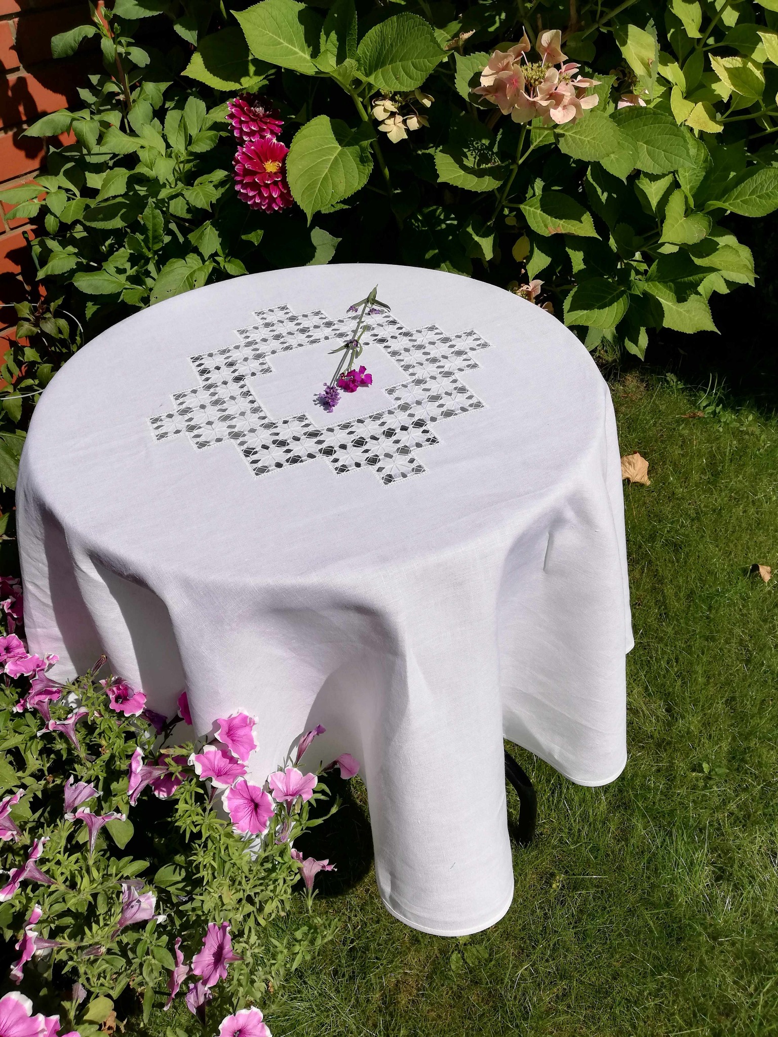 Obrus lniany ręcznie haftowany Snutki koło