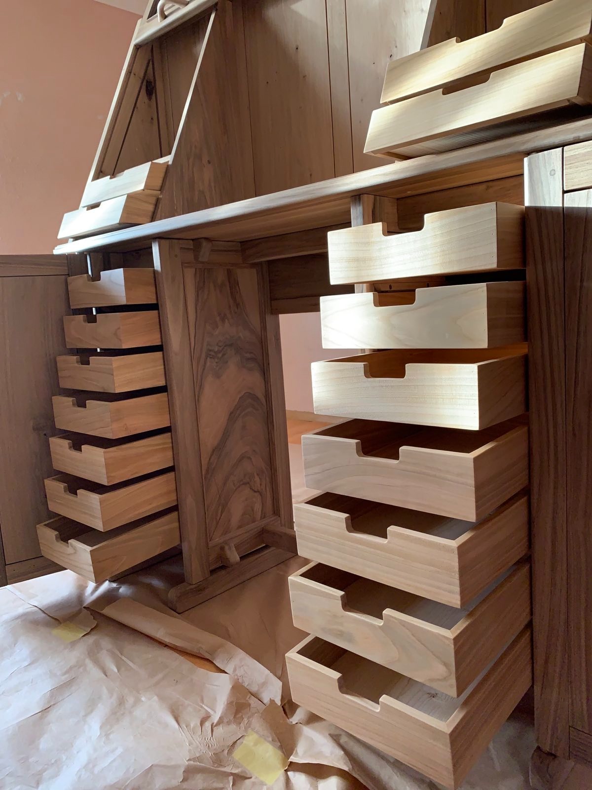 Drewniane biurko z szufladami w stylu retro, wykonane na zamówienie. Widoczne detale stolarskie i naturalne usłojenie drewna. Praca stolarska w trakcie wykończenia.