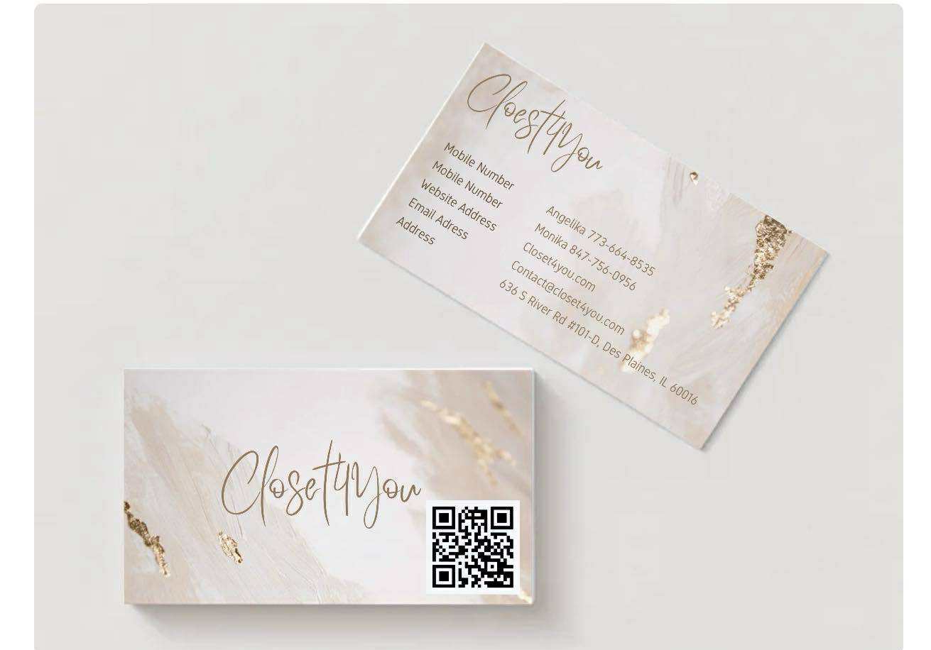 Dwie wizytówki firmy Closet4you z delikatnym, marmurkowym tłem w odcieniach beżu i złota, jedna z kodem QR, ułożone pod kątem na jasnym tle.