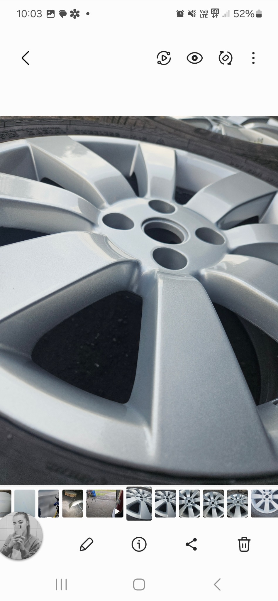 Odnowiona, srebrna felga aluminiowa z oponą, prezentowana w zbliżeniu. Widoczne detale szprych i gładka powierzchnia po lakierowaniu.