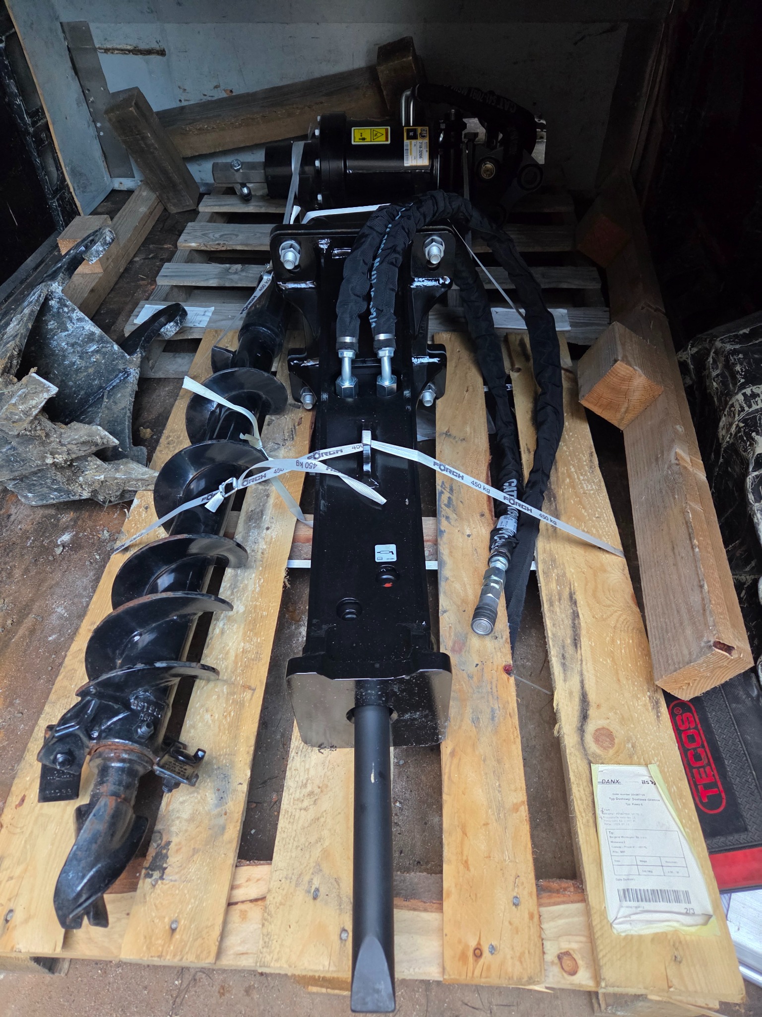 Zestaw wiertniczy i młot hydrauliczny, zabezpieczony na palecie w Bytomiu. Sprzęt gotowy do prac ziemnych.