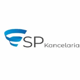 Logo 'SP Kancelaria' na białym tle. Błękitny symbol przypominający wstęgę obok szarego napisu 'SP Kancelaria'. Minimalistyczny design.