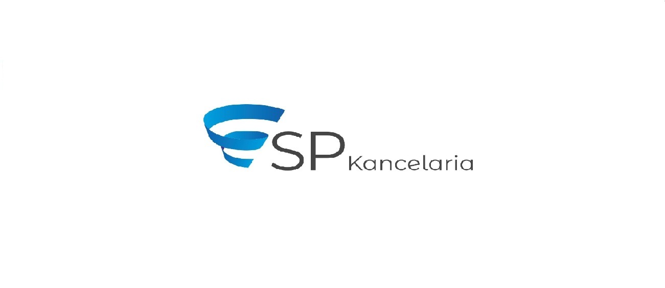 Logo 'SP Kancelaria' na białym tle. Błękitny symbol przypominający wstęgę obok szarego napisu 'SP Kancelaria'. Minimalistyczny design.
