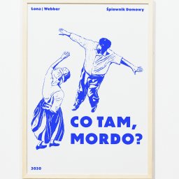 Zofia Jędruszczak - Plakat z niebieską grafiką przedstawiającą dwie osoby i napis 'Co tam, mordo?', oprawiony w jasną drewnianą ramę, wiszący na białej ścianie.