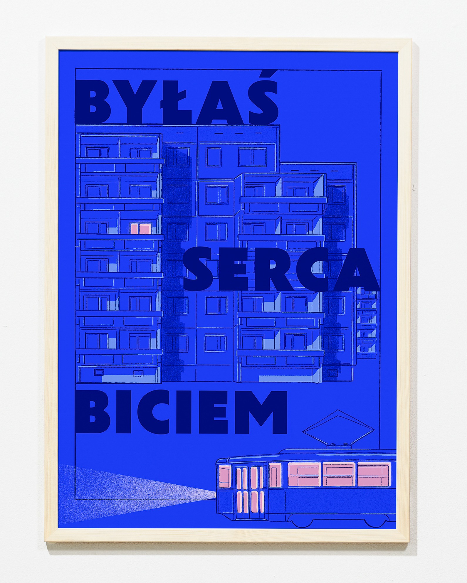 Plakat w ramie: niebieski blok z jednym oknem z ciepłym światłem, tramwaj i napis 'Byłaś Serca Biciem'. Styl retro, grafika inspirowana socrealizmem.