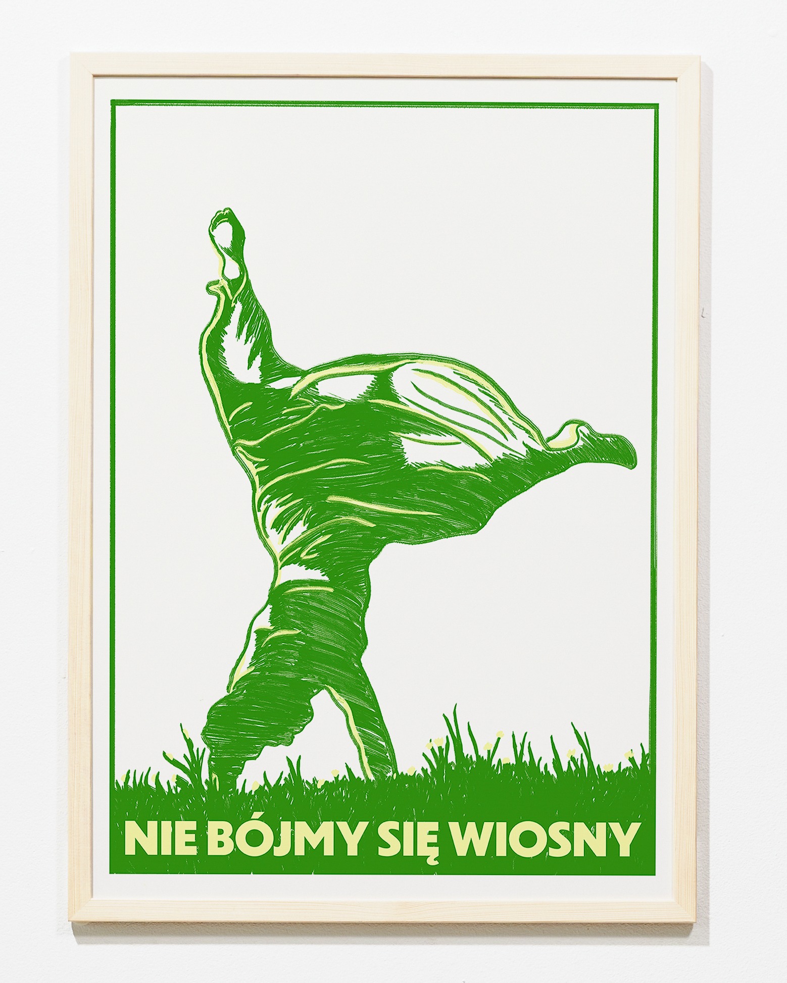 Zielona grafika w ramce: osoba na rękach w trawie z napisem 'Nie bójmy się wiosny'. Styl retro, wyraziste linie, na białym tle. Unikalny plakat.