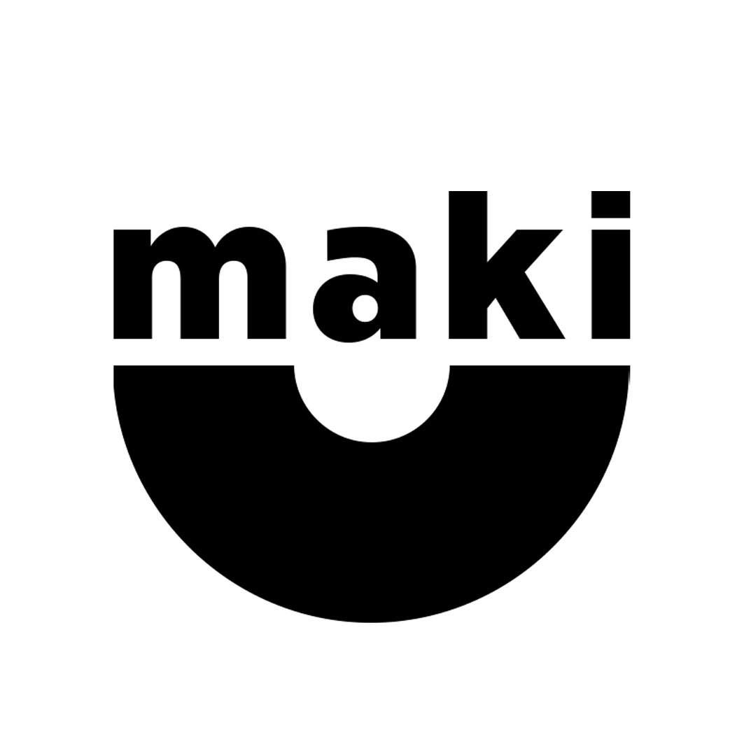 Minimalistyczne logo 'maki' w czerni na białym tle, z półokręgiem pod napisem, tworzące nowoczesny i prosty znak graficzny.