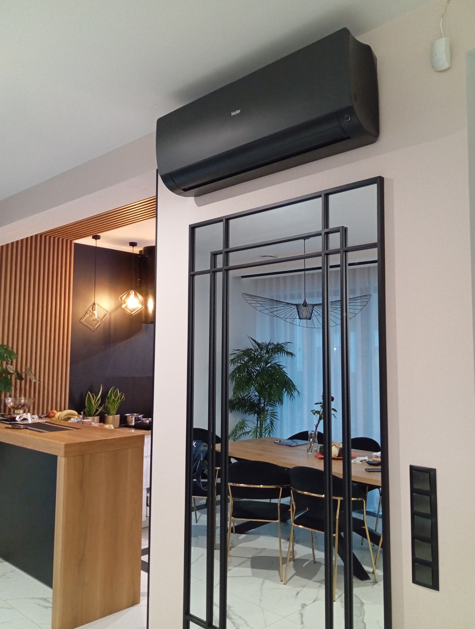 Montaż klimatyzacji Flexis firmy Haier na przygotowanej wcześniej instalacji.