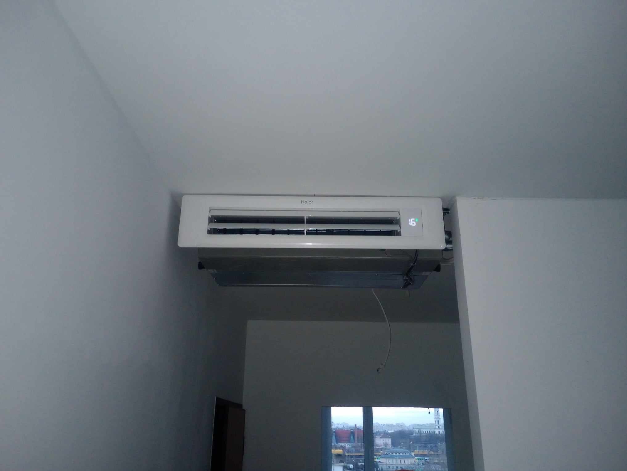 Jednostka Slimduct firmy Haier pozostawiona do wykonania zabudowy g-k.