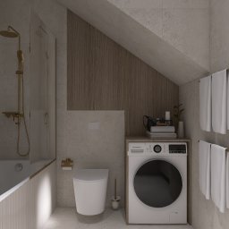 Wiktoria Nowocień NOVO - Beżowa łazienka na poddaszu z pralką, toaletą i wanną ze złotą armaturą. Ukośny sufit i drewniane akcenty dodają wnętrzu charakteru.