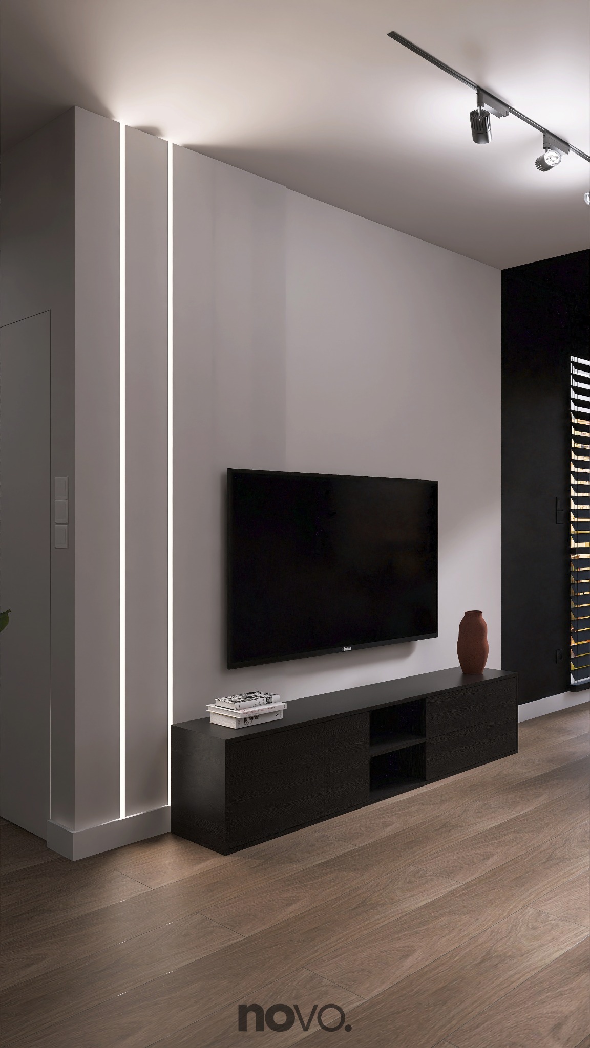 Minimalistyczny salon z podświetlanymi pionowymi panelami ściennymi, czarnym TV i szafką RTV. Parkiet w ciepłym odcieniu brązu. Akcent kolorystyczny: gliniany wazon.