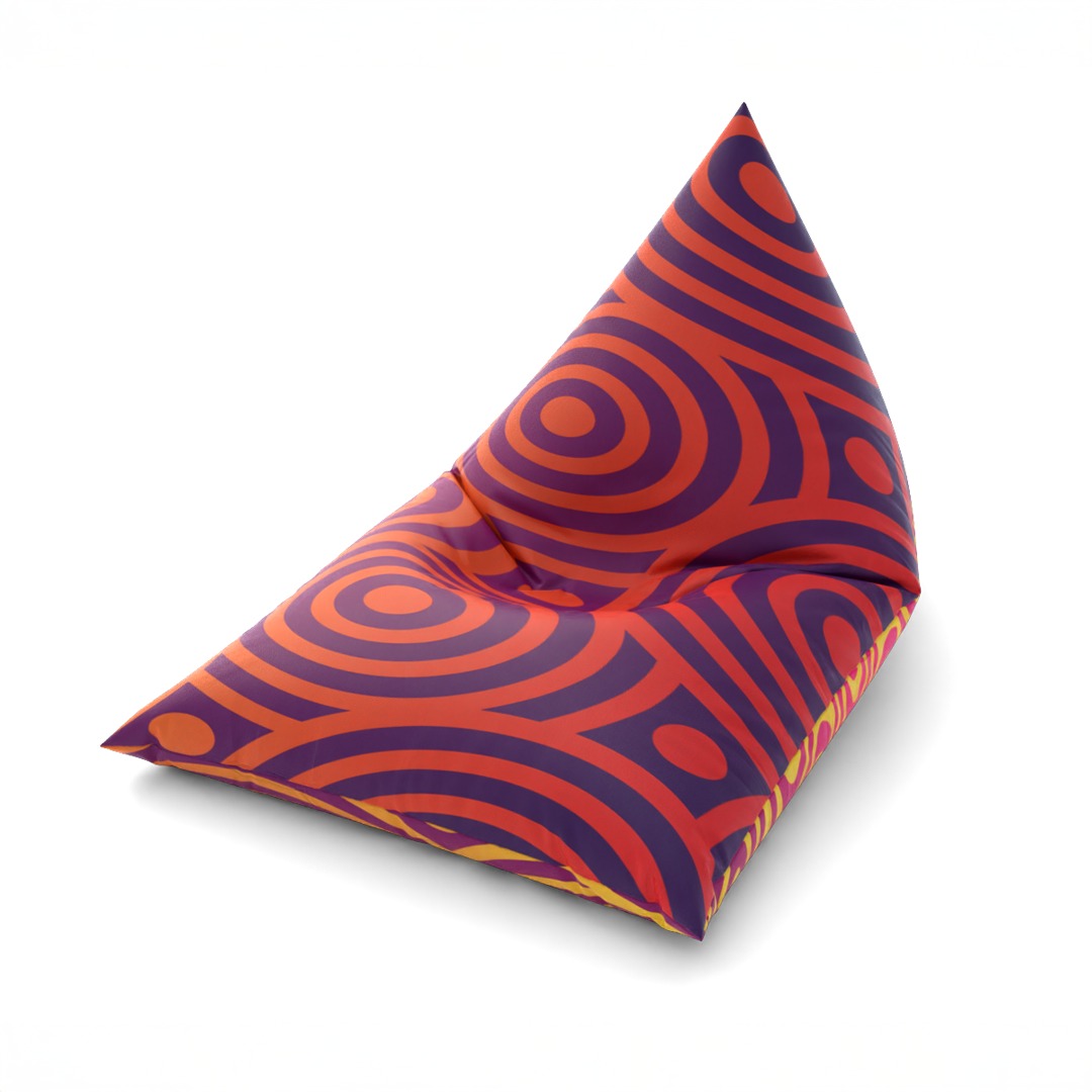 Puf w kształcie trójkąta, z wzorem koncentrycznych okręgów w odcieniach fioletu i pomarańczy, na białym tle. Nowoczesny design, wyraźna faktura materiału.