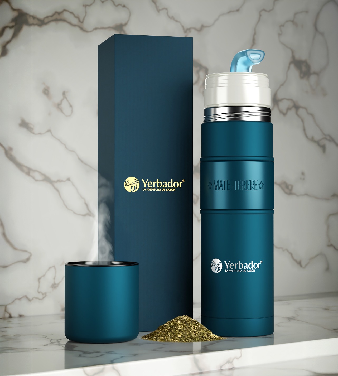 Zestaw Yerbador: turkusowa butelka termiczna, pudełko i kubek na marmurowym blacie. Para unosi się z kubka, obok susz. Produkt i branding w aranżacji.