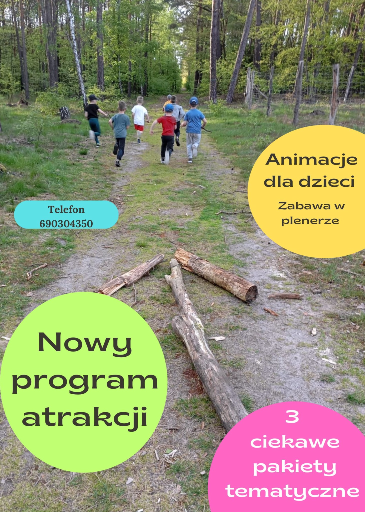 Biegające dzieci w lesie, reklama animacji dla dzieci z ofertą pakietów tematycznych i numerem telefonu, zabawa na świeżym powietrzu.