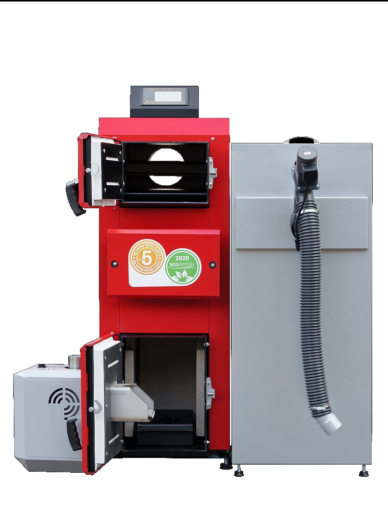 Czerwony piec na paliwo stałe z otwartymi drzwiczkami paleniska i popielnika, widoczne naklejki z certyfikatami, szary podajnik i rura odprowadzająca spaliny.