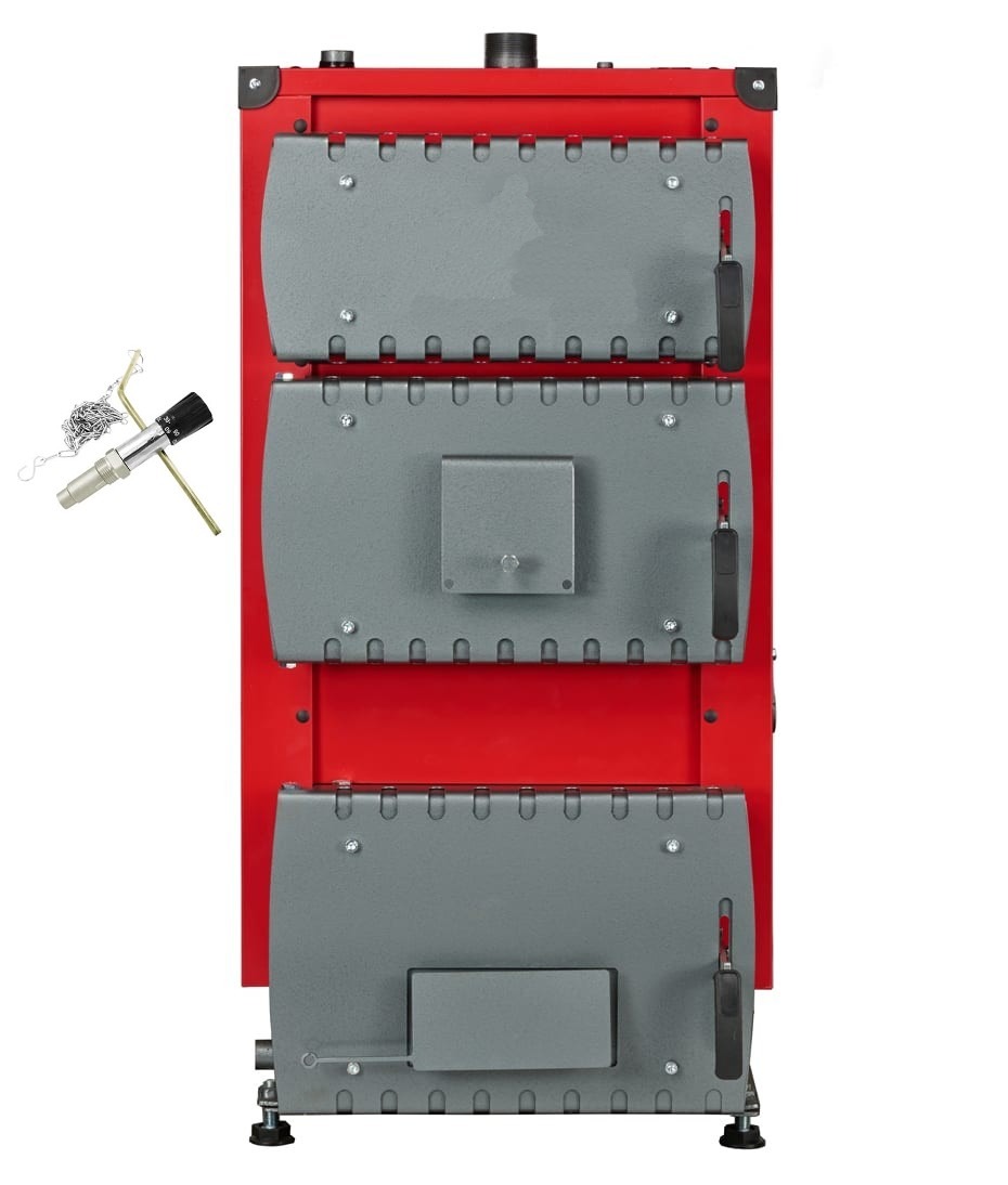 Czerwony piec CO z trzema szarymi drzwiczkami i regulatorem ciągu, widok z przodu na białym tle.
