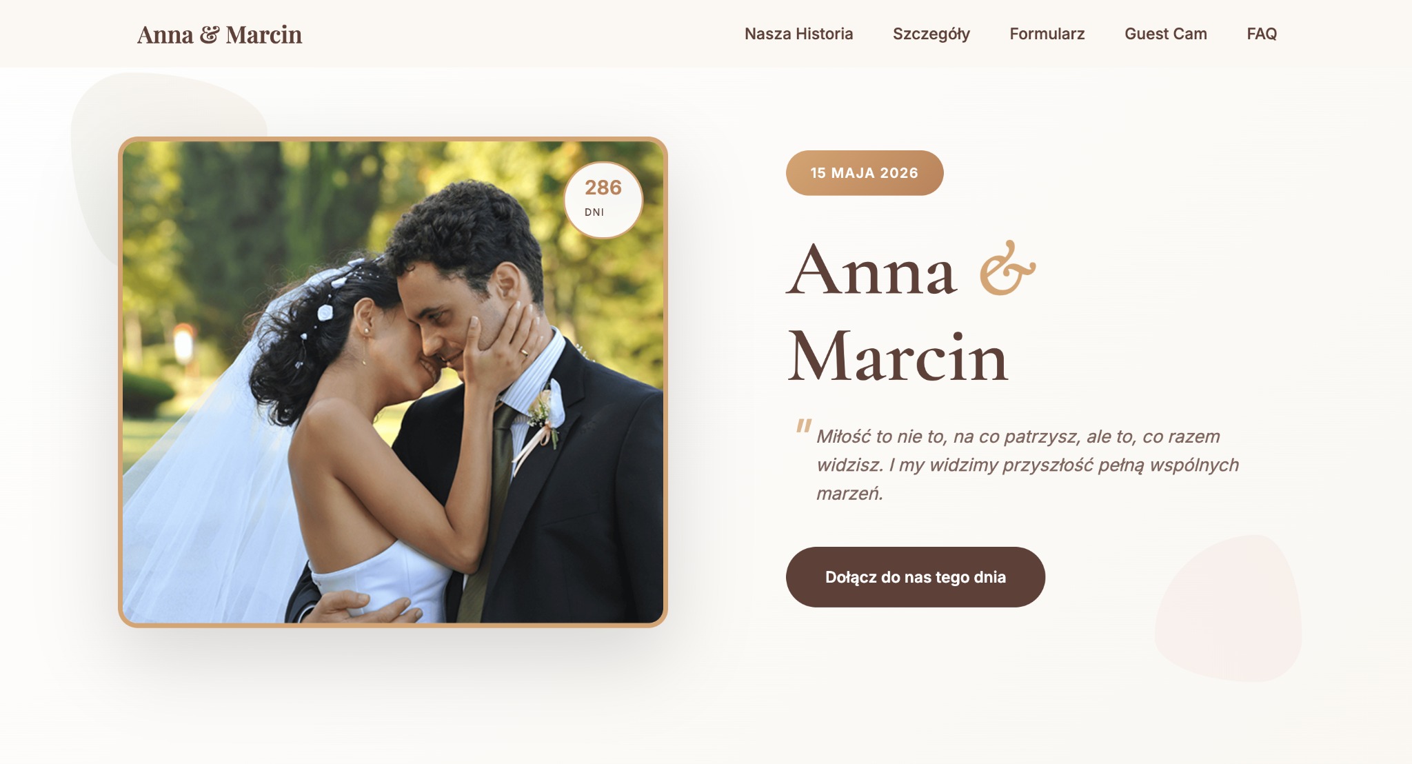 Elegancka strona ślubna Anny i Marcina z datą 15 maja 2026 i odliczaniem 286 dni, prezentująca zdjęcie pary w dniu ślubu na tle zieleni.