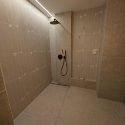 PORTO BAU OLEKSANDR ROMANETSKYI - Nowoczesna kabina prysznicowa z beżowymi płytkami i czarną armaturą. Minimalistyczny design z oświetleniem LED. Ukończony remont łazienki.