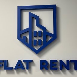 FlatRent - Niebieskie logo 'FLAT RENT' na białej ścianie. Geometryczny symbol domu w górnej części. Minimalistyczny design, ostre cienie.