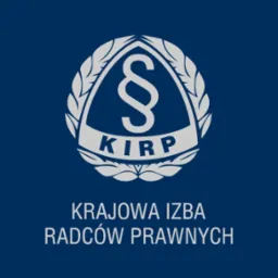 Grafika Krajowej Izby Radców Prawnych (KIRP) na granatowym tle, z symbolem paragrafu w wieńcu laurowym. Logo radców prawnych.
