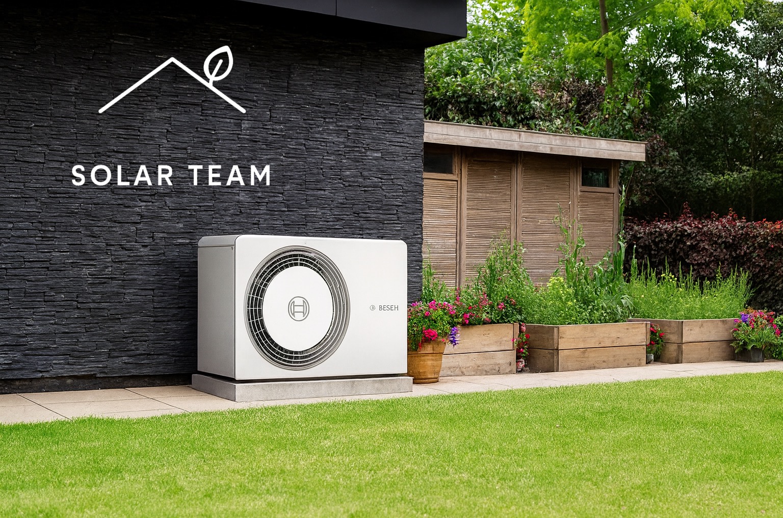 Biała pompa ciepła Bosch, umieszczona na tle ściany z czarnego kamienia i zadbanego ogrodu, z logo Solar Team. Estetyczna instalacja w otoczeniu zieleni.
