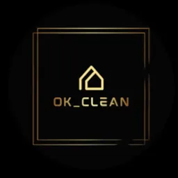 Eleganckie logo firmy sprzątającej OK_CLEAN w złotym kolorze na czarnym tle, umieszczone w kwadratowej ramce. Minimalistyczny symbol domu nad nazwą.