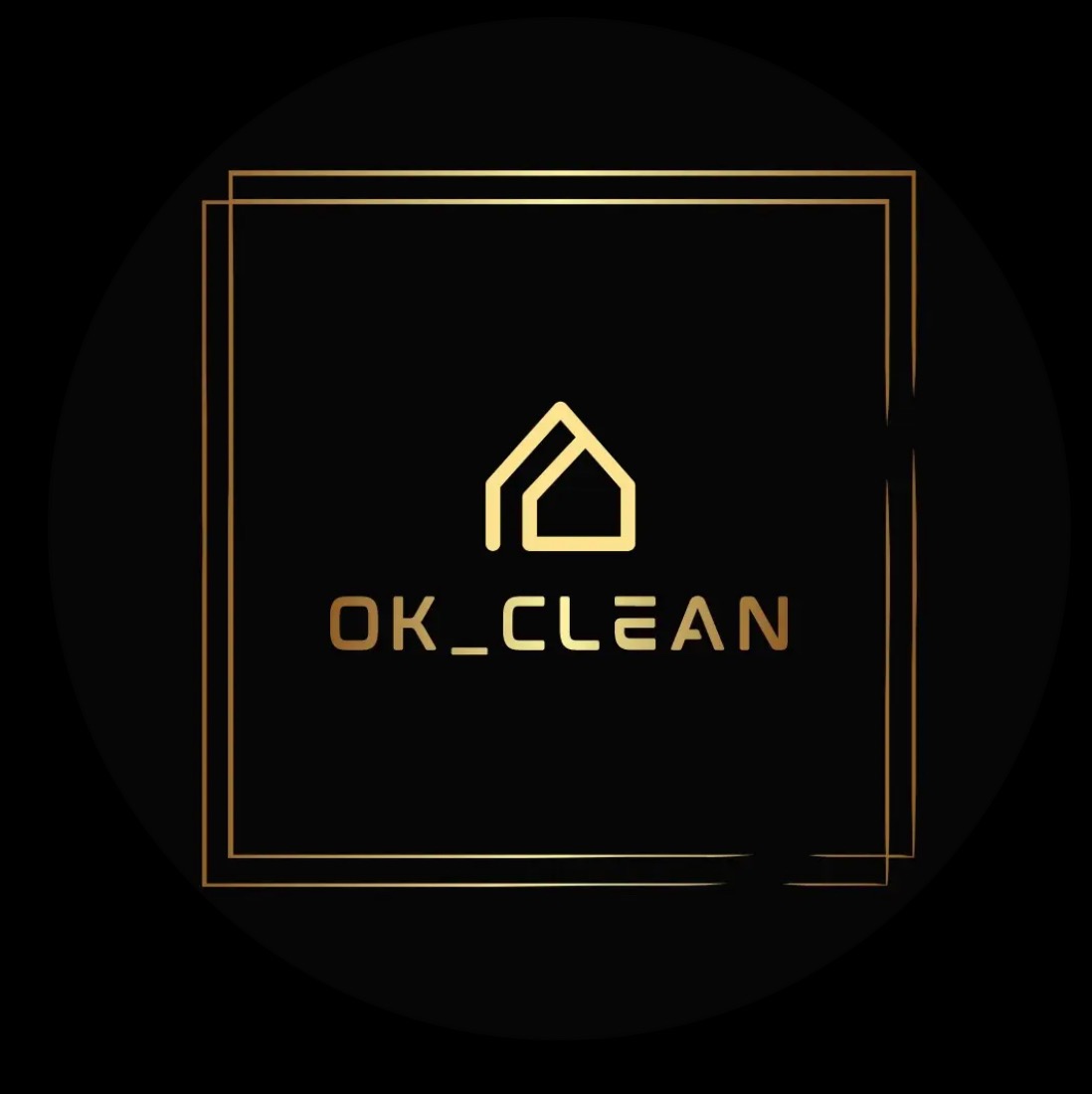 Eleganckie logo firmy sprzątającej OK_CLEAN w złotym kolorze na czarnym tle, umieszczone w kwadratowej ramce. Minimalistyczny symbol domu nad nazwą.
