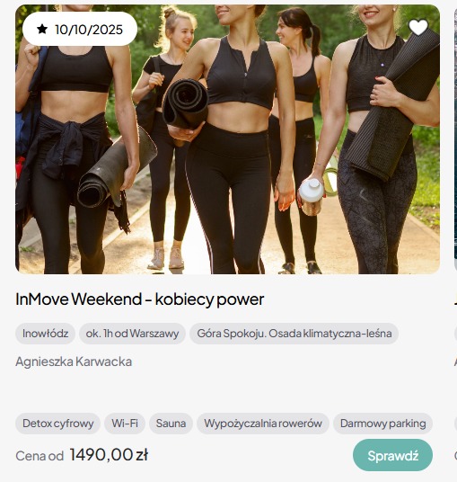 Grupa kobiet w sportowych strojach, z matami do ćwiczeń, idzie ścieżką w otoczeniu zieleni. Aktywny wypoczynek, weekendowy wyjazd.