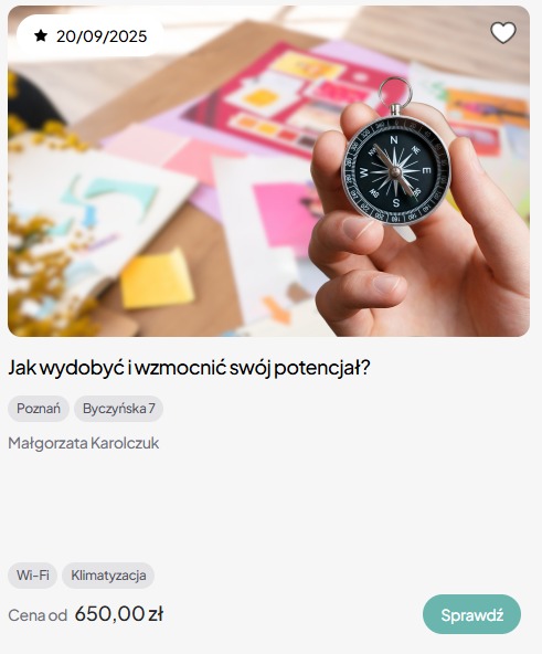 Dłoń trzyma kompas na tle rozłożonych kartek i dekoracji, symbolizujący odkrywanie potencjału podczas szkoleń interpersonalnych.