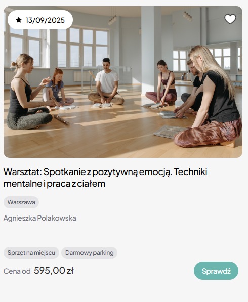 Grupa osób siedzi na podłodze w kręgu podczas warsztatów interpersonalnych. Jasne wnętrze, naturalne światło, drewniana podłoga. Uczestnicy w swobodnych strojach.