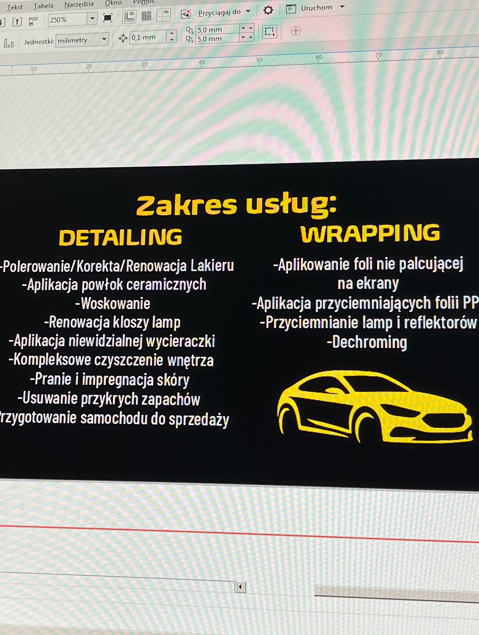 Ekran komputera z otwartym projektem graficznym oferty detailing i wrapping samochodów, z listą usług i grafiką żółtego auta. Widok z góry.