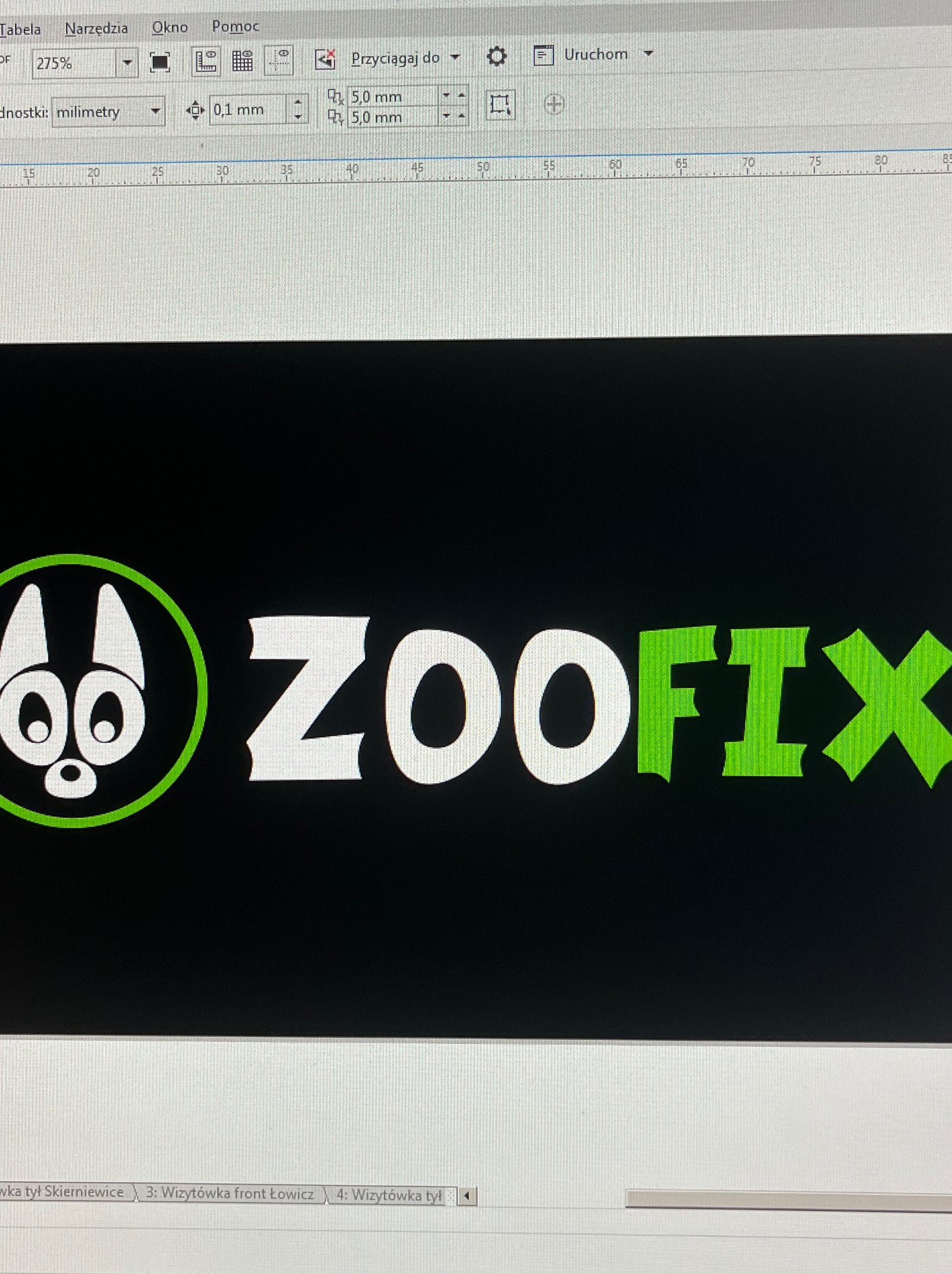 Projekt logo 'Zoofix' w programie graficznym, z ikoną zwierzęcia w okręgu. Widok ekranu w trakcie pracy w Baranowie. Biało-zielona kolorystyka.