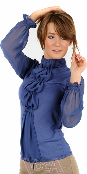 Portret kobiety w niebieskiej bluzce z falbanami i prześwitującymi rękawami, delikatny uśmiech, jasne tło.