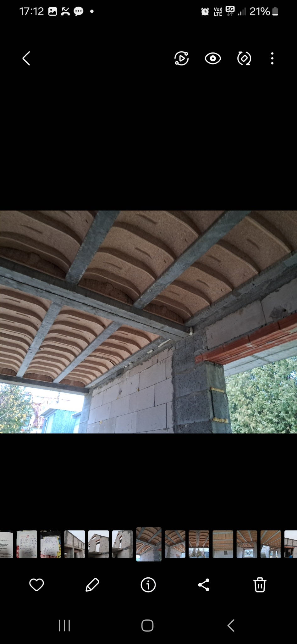 Budowa domu: strop Teriva z belkami stalowymi i pustakami ceramicznymi, widok z dołu na surowy stan, ściany z bloczków.