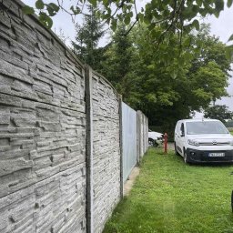 Montaż płotu betonowego.