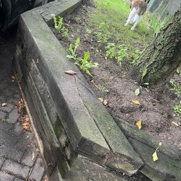 Montaż murku z podkładów kolejowych.