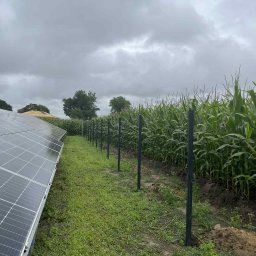 Montaż płotu segmentowego lub z siatki.