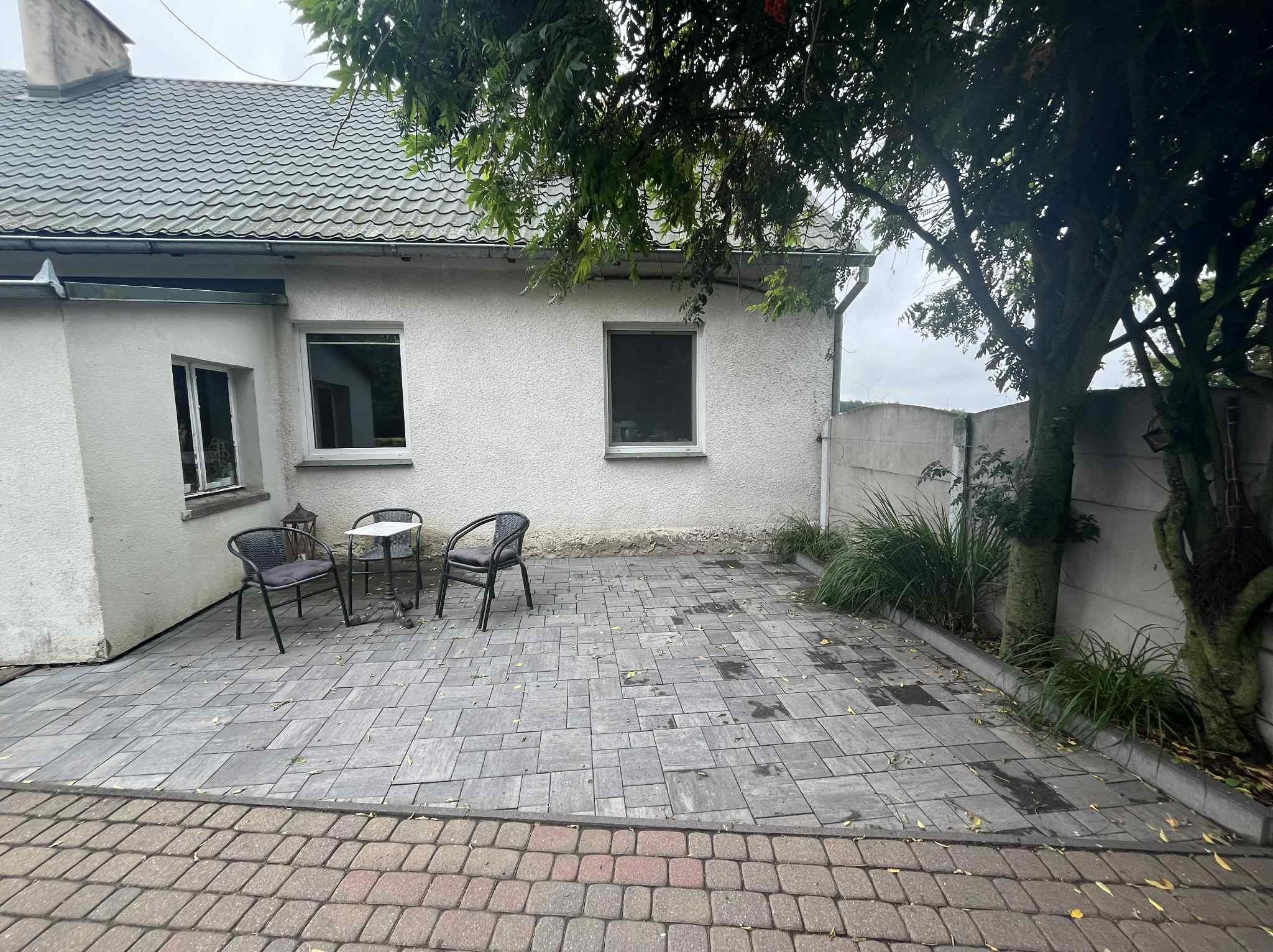 Przygotowanie terenu, położenie kostki brukowej i krawężników na podłożu z kruszywa i suchego betonu.