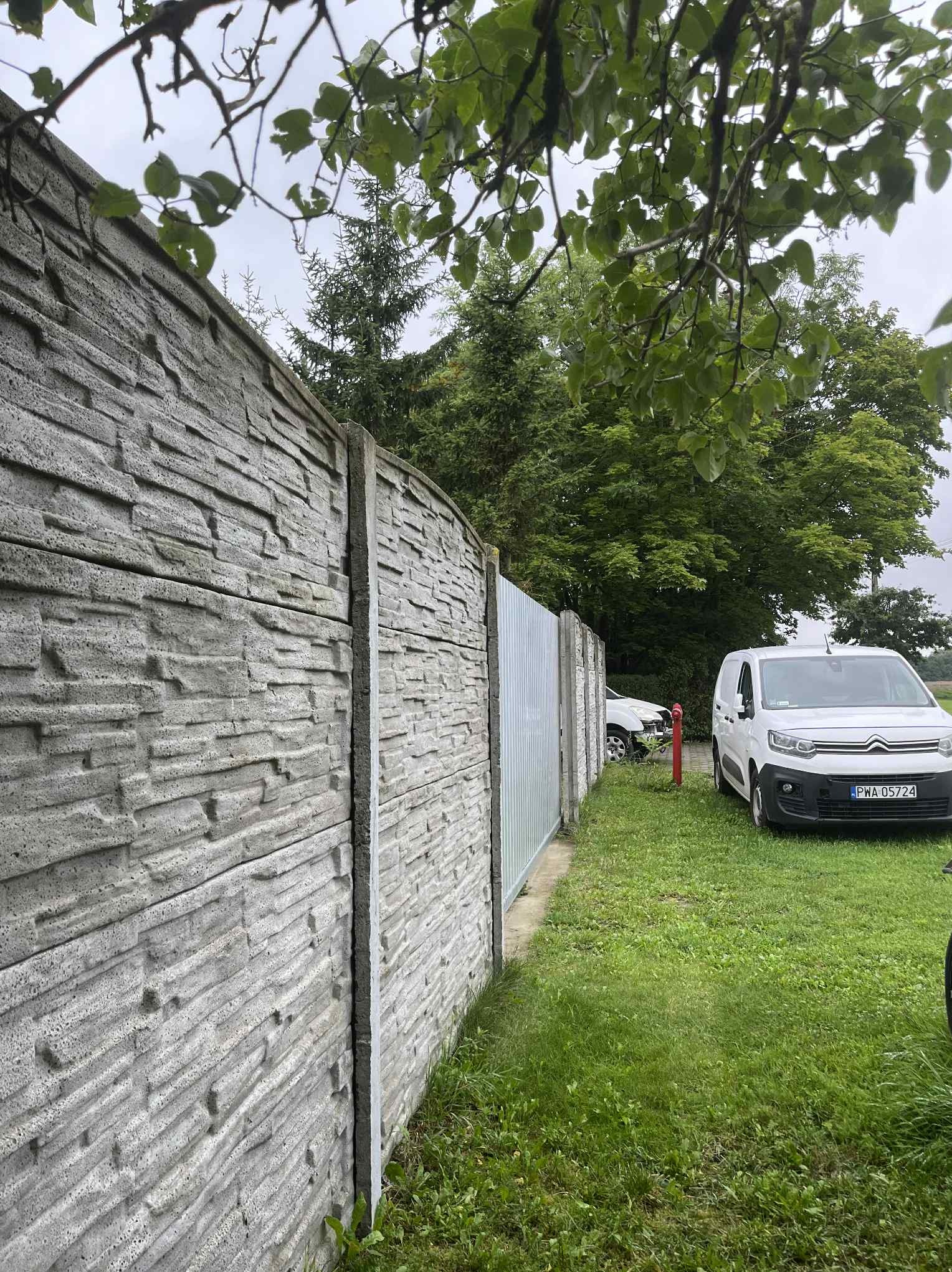 Montaż płotu betonowego.