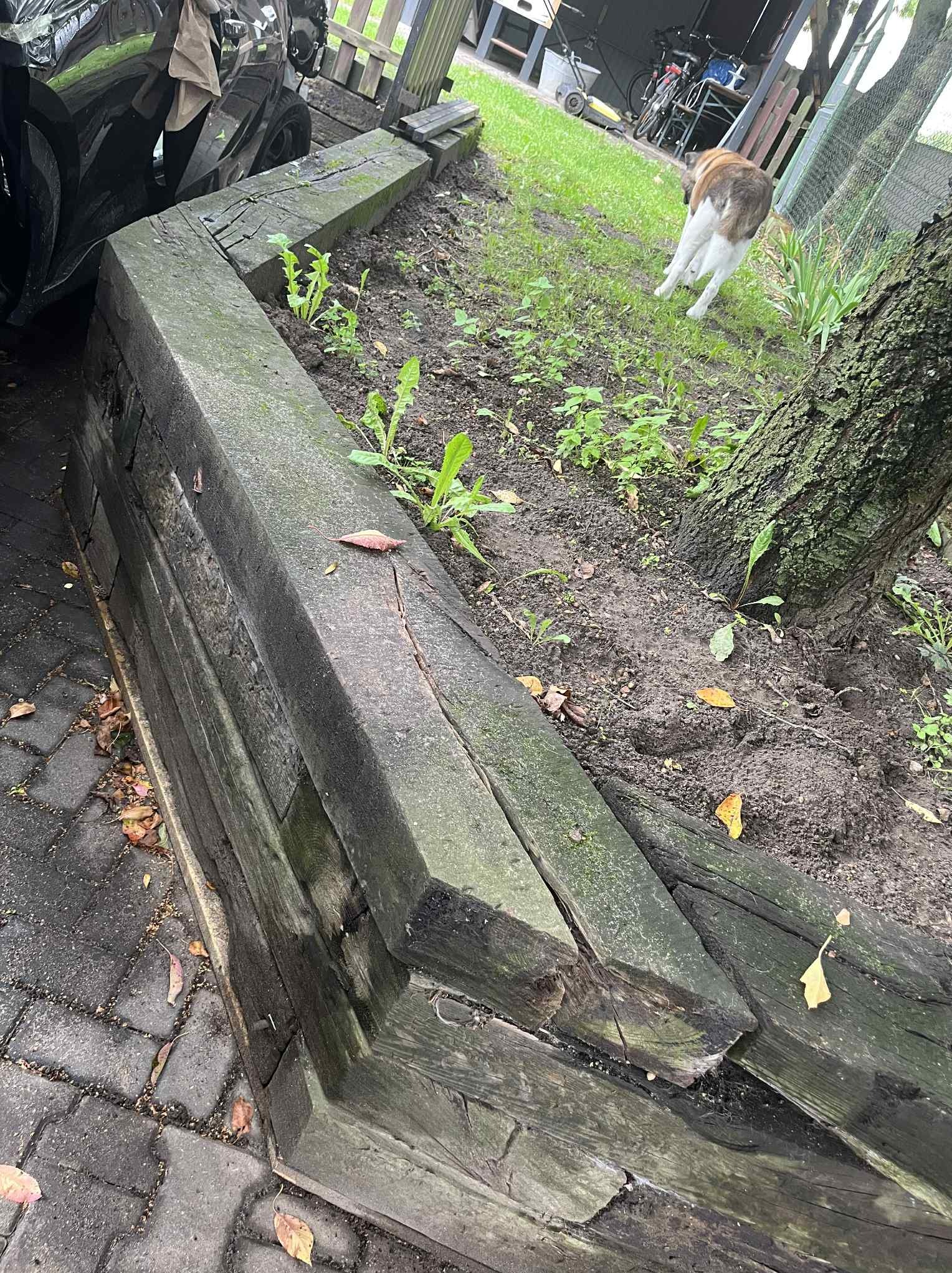 Montaż murku z podkładów kolejowych.