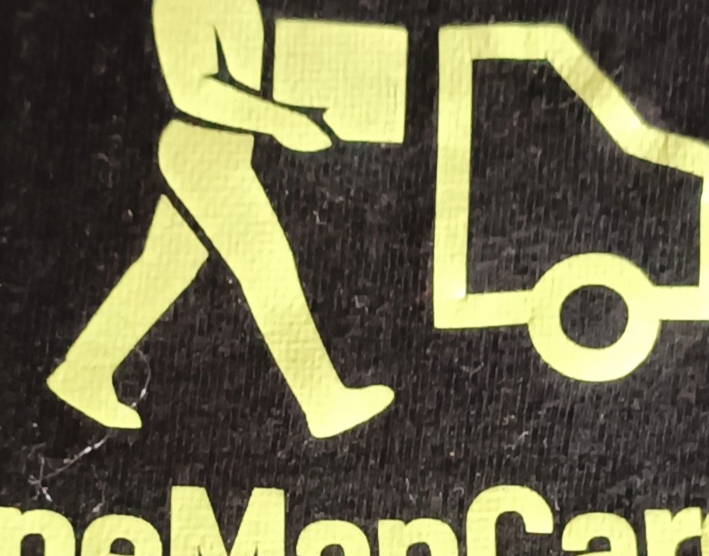 Grafika: Stylizowana sylwetka osoby niosącej karton obok konturu busa, w neonowo-zielonym kolorze na ciemnym tle. Minimalistyczny design, logo firmy transportowej.