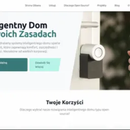 Strona produktowa z inteligentnym zamkiem: biały zamek na drzwiach i dłoń trzymająca smartfon z aplikacją do sterowania. Widoczny nagłówek strony z logo firmy.