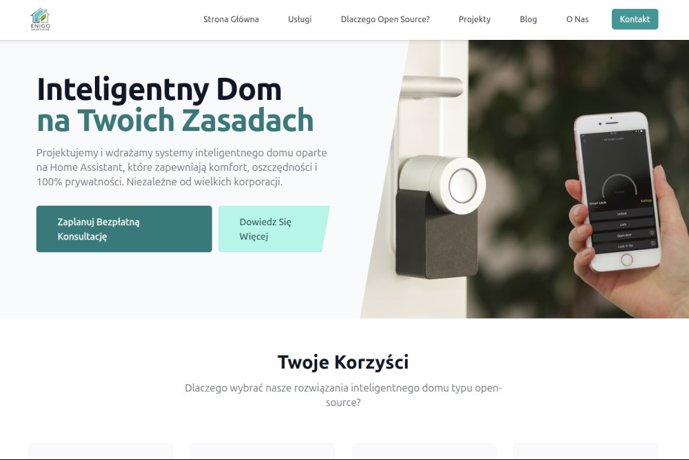 Strona produktowa z inteligentnym zamkiem: biały zamek na drzwiach i dłoń trzymająca smartfon z aplikacją do sterowania. Widoczny nagłówek strony z logo firmy.
