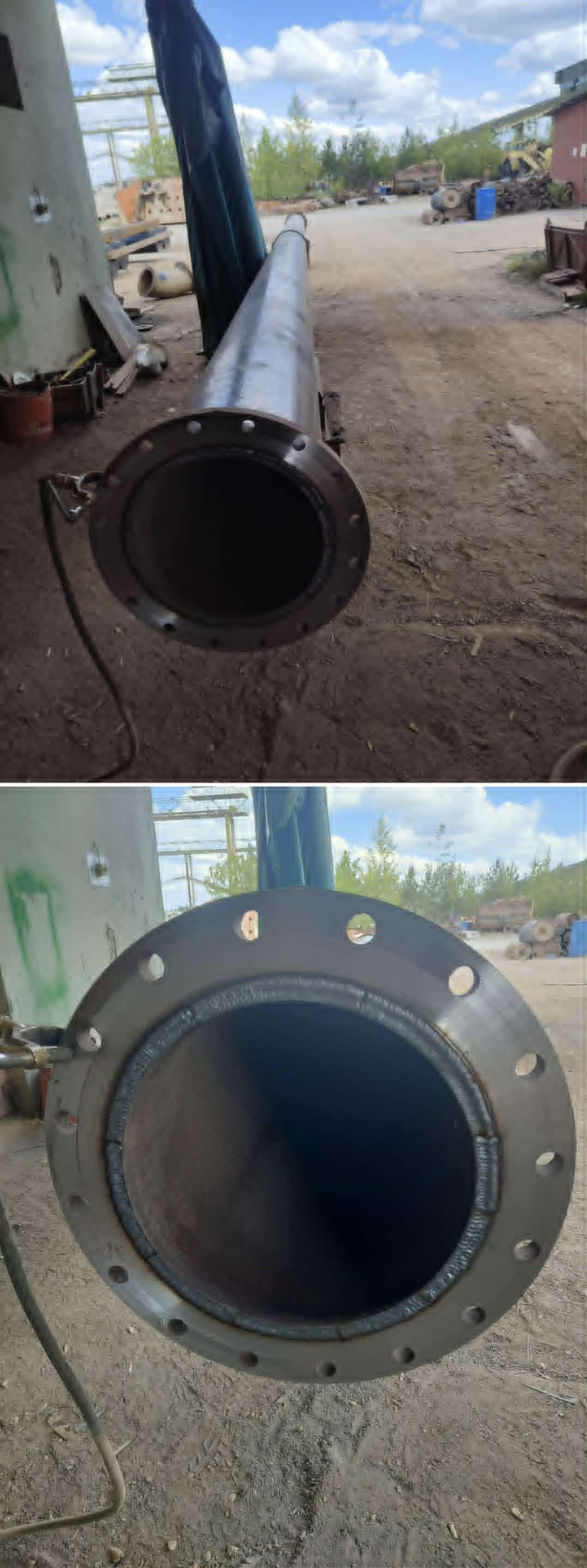 Metalowa rura z przyspawanym kołnierzem, widoczne spawy. Rura leży na ziemi, w tle plac budowy i niebo.