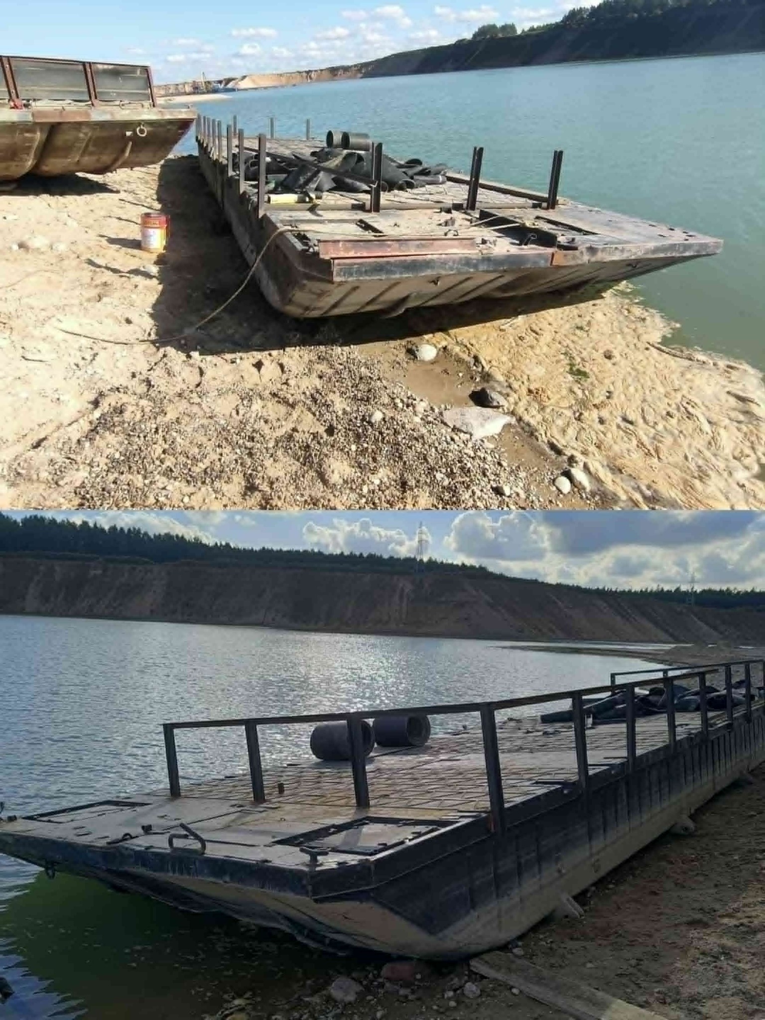 Dwie metalowe platformy pływające na brzegu zbiornika wodnego. Jedna z platform jest w trakcie budowy, druga posiada już barierki ochronne.