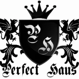 Czarno-białe logo firmy Perfect Haus: tarcza herbowa z koroną, smoki po bokach, ozdobne ornamenty i nazwa firmy w ozdobnym kroju pisma.