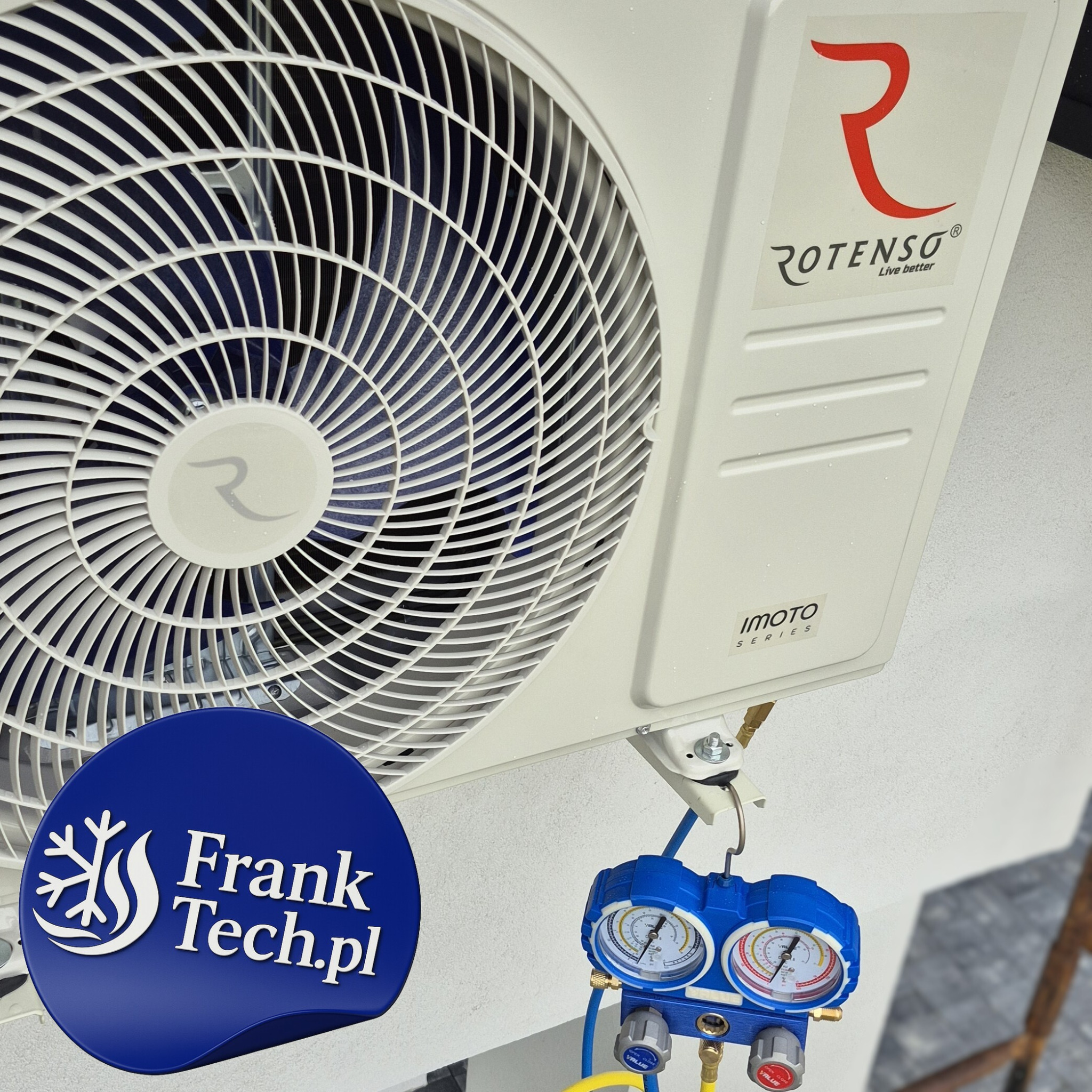 Biała jednostka zewnętrzna klimatyzacji Rotenso IMOTO Series z podłączonym zestawem manometrów serwisowych. Widoczne logo firmy Frank Tech.pl.