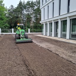 Zielony Styl - Przygotowanie terenu pod wysiew trawy glebogryzarką separacyjną